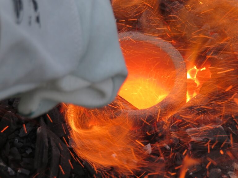 Arbeit am glühenden Tiegel – Fotoalbum Alchemie von AlchemieX