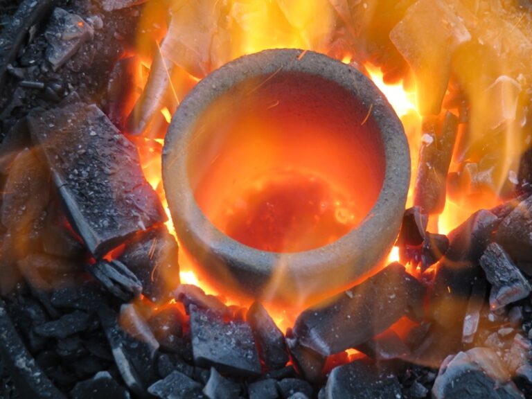 Schmelztiegel aus der Nähe – Fotoalbum Alchemie von AlchemieX
