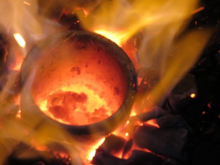 Schmelze im Tiegel – Fotoalbum Alchemie von AlchemieX
