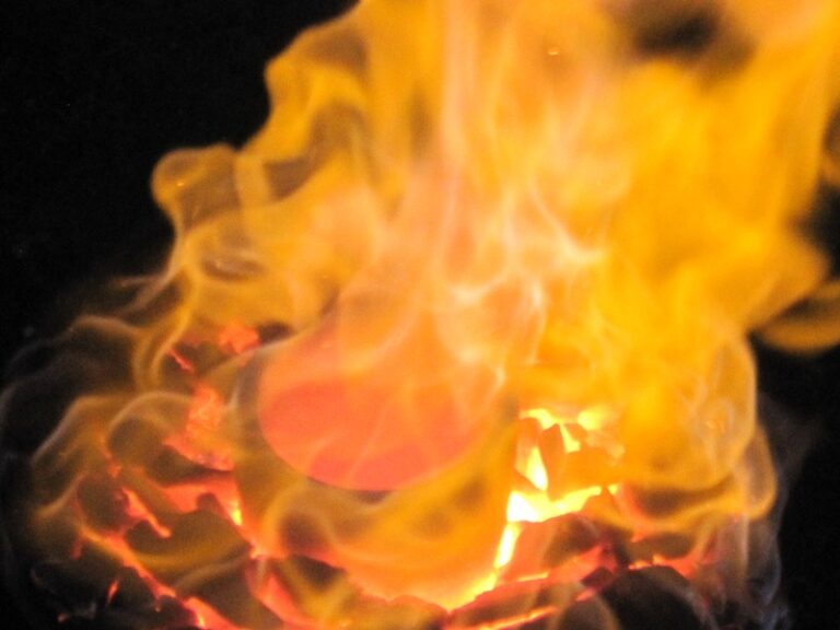 Tiegel in hohen Flammen – Fotoalbum Alchemie von AlchemieX