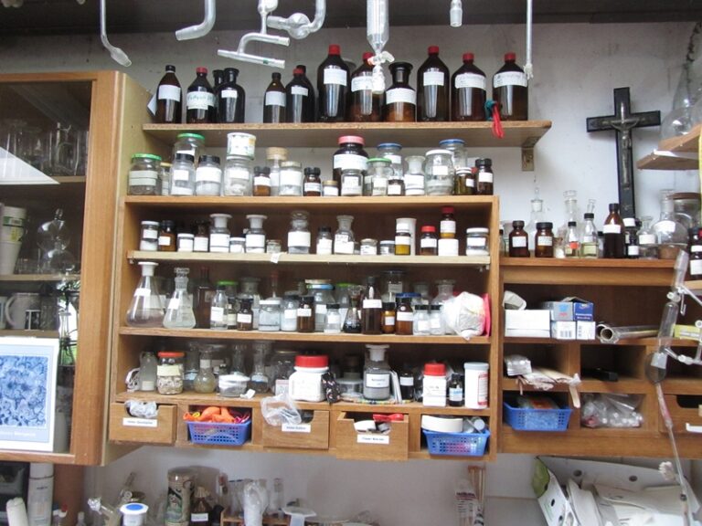 Laborregal mit Gefäßen – Fotoalbum Alchemie von AlchemieX