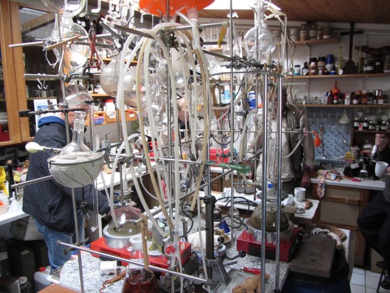 Glasapparaturen im Labor – Fotoalbum Alchemie von AlchemieX