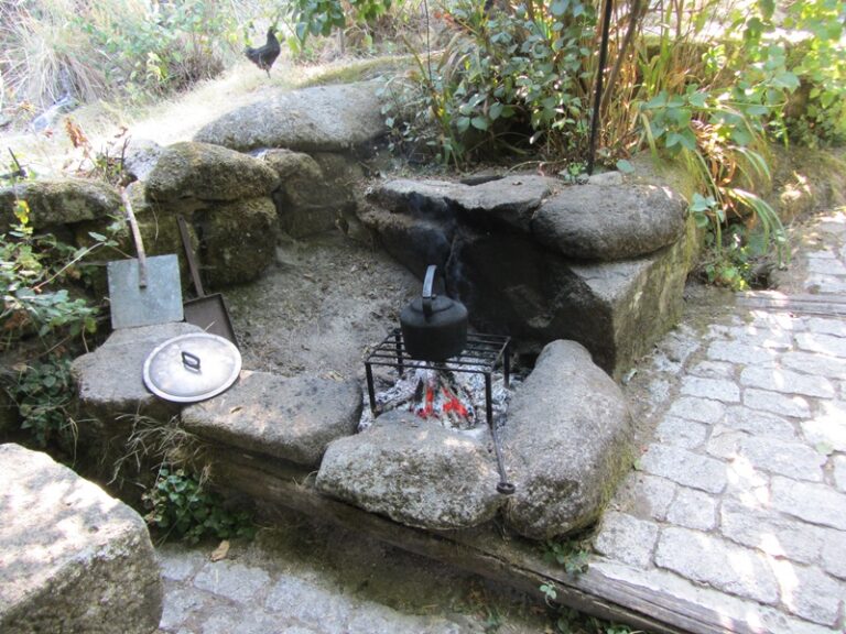 Feuerstelle zwischen Steinen – Fotoalbum Portugal von AlchemieX