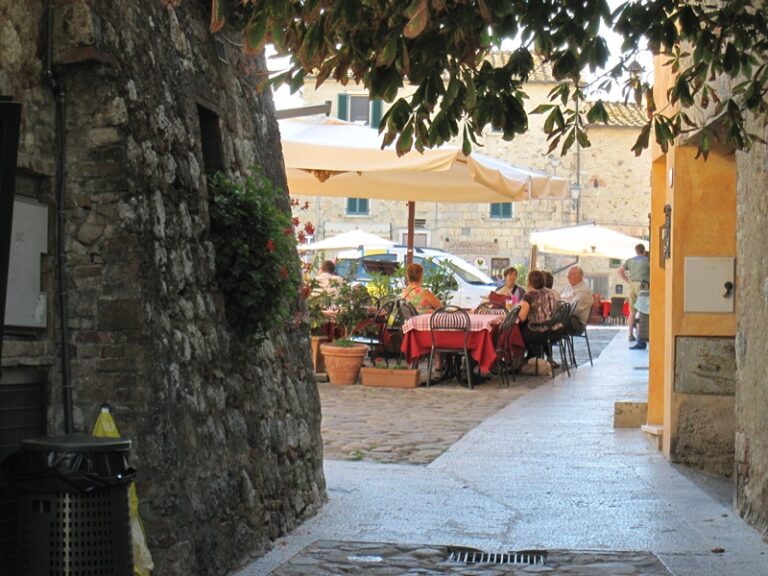 Gasse zwischen alten Häusern – Fotoalbum Urlaub von AlchemieX
