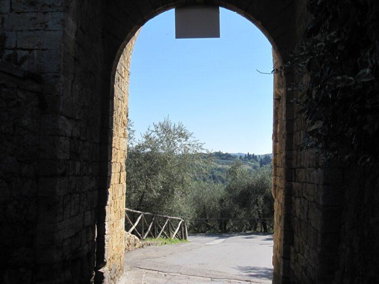 Blick durch ein Stadttor – Fotoalbum Urlaub von AlchemieX