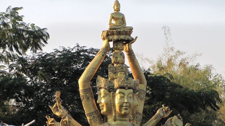 Goldene Figur vor Bäumen – Fotoalbum Urlaub von AlchemieX