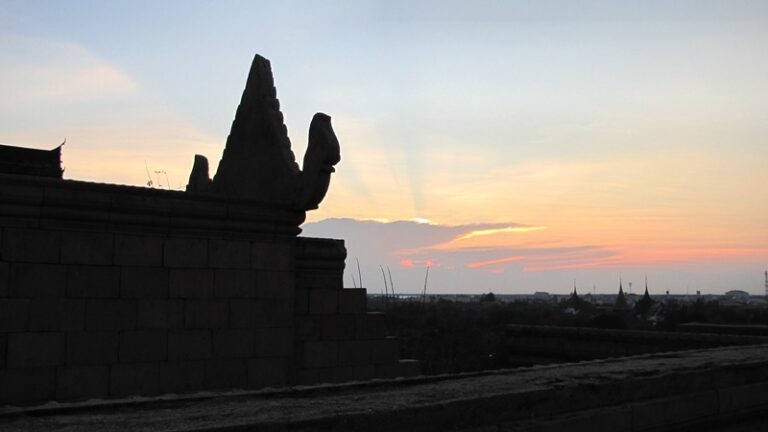 Tempelsilhouette im Abendlicht – Fotoalbum Urlaub von AlchemieX