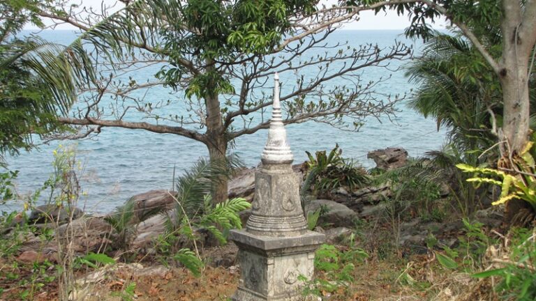 Kleine Steinskulptur unter Bäumen – Fotoalbum Urlaub von AlchemieX