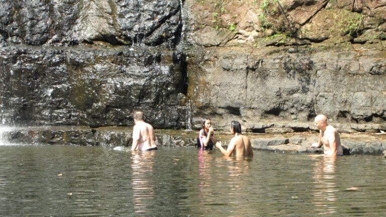 Menschen an einem Wasserfall – Fotoalbum Urlaub von AlchemieX