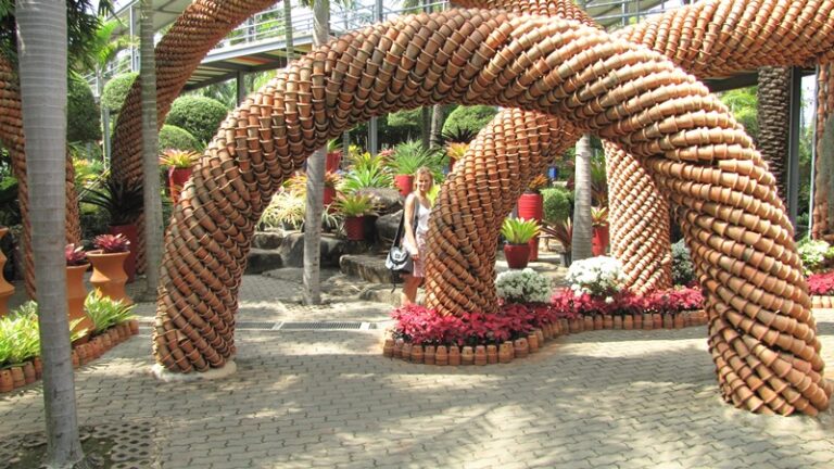 Bogenförmige Gartenskulptur – Fotoalbum Urlaub von AlchemieX