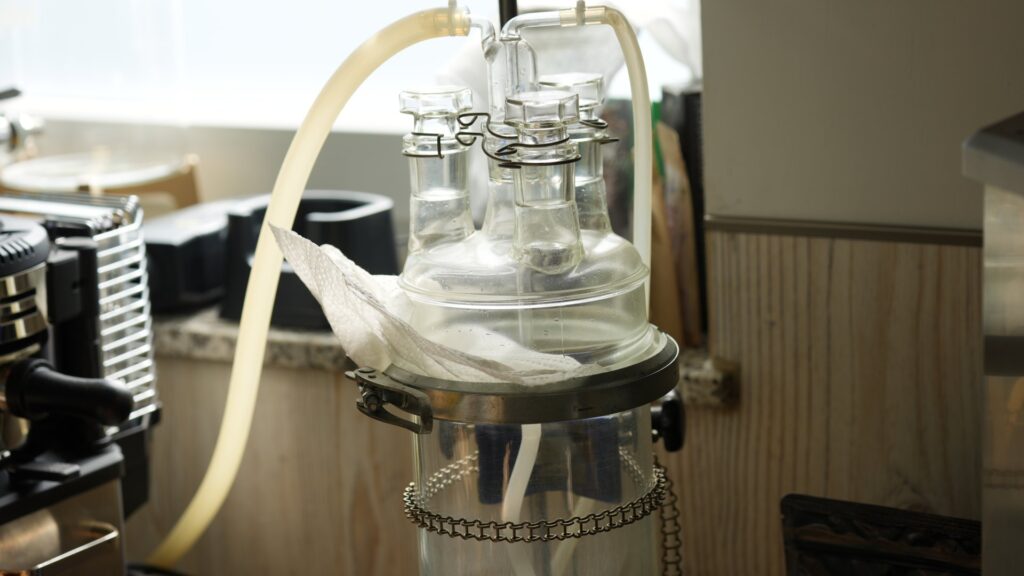 Glasapparatur im Labor bei AlchemieX